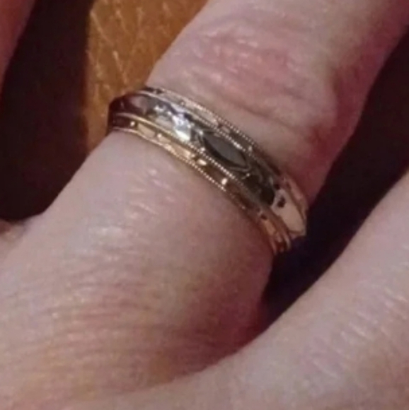 💙🌹New yellow tone wedding band - Picture 1 of 8